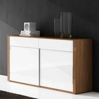 Aparador Versatile em madeira e frentes brancas brilhantes com vasos de vidro e livros