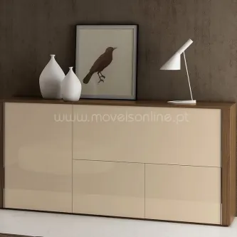 Aparador Versatile II lacado bege com laterais em madeira, vasos, quadro e candeeiro