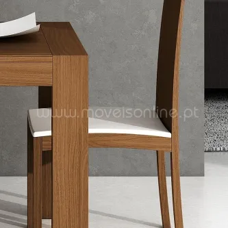 Cadeira Versatile 2 em madeira clara com assento branco junto a mesa