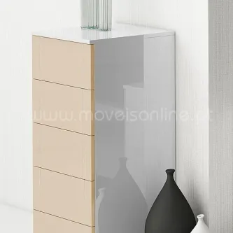 Camiseiro Versatile RI bege e branco lacado com cinco gavetas e vasos decorativos