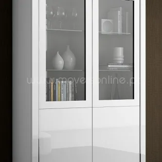 Vitrine branca com portas de vidro mostrando prateleiras com livros e vasos
