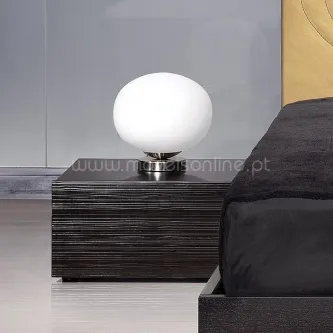 Mesa de cabeceira Java em madeira escura com candeeiro esférico branco