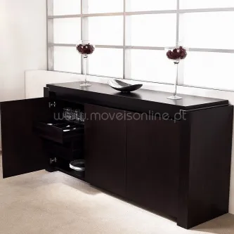 Aparador Episode em madeira escura com portas abertas e objetos decorativos no topo