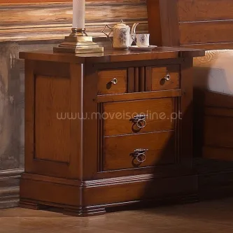 Mesa de cabeceira Eureka em madeira castanha com três gavetas e puxadores metálicos