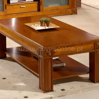 Mesa de centro K08 em madeira castanha com prateleira inferior e tabuleiro decorativo