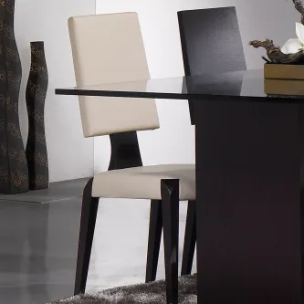 Cadeira Coimbra estofada creme com pernas de madeira escura junto a mesa
