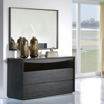 Cómoda escura Eco 03 com espelho retangular e vasos decorativos no tampo