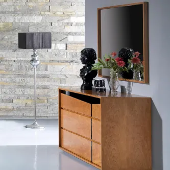 Cómoda com espelho Eco 04 em madeira, bustos decorativos e vaso com flores