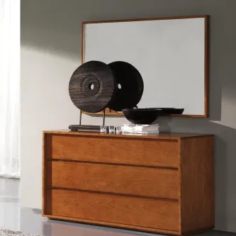 Cómoda de madeira com três gavetas e espelho retangular