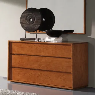 Cómoda de madeira castanha com três gavetas e decoração moderna no tampo
