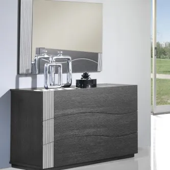 Cómoda escura de três gavetas com faixa decorativa vertical e espelho