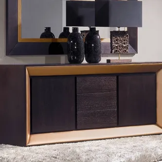 Aparador Silver em madeira escura com espelho, lâmpada e dois vasos decorativos