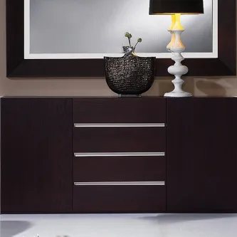 Aparador Silver em madeira escura com três gavetas, candeeiro branco e vaso decorativo