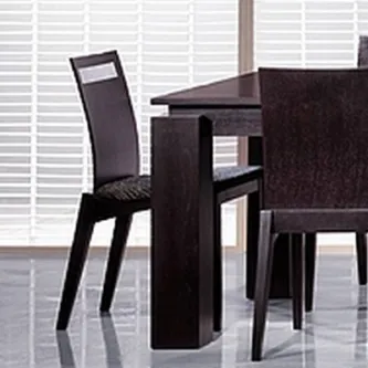 Cadeira Silver em madeira escura junto a mesa de jantar