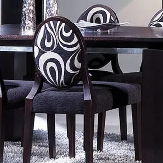 Cadeira Silver com costas redondas estofadas em padrão preto e branco e assento cinzento