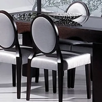 Cadeira Silver com estrutura em madeira escura e estofados prateados, costas redondas