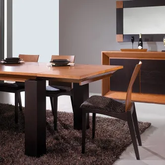 Cadeira Silver em madeira escura com assento estofado junto a mesa de jantar