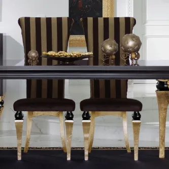 Cadeira Magnus estofada às riscas castanho e dourado com pernas douradas