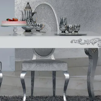 Cadeira Luxus prateada com estofado cinzento texturizado e pernas metálicas curvas