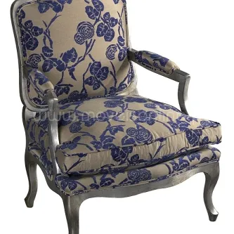 Cadeirão Asia estofado bege com padrão floral azul e estrutura de madeira cinzenta