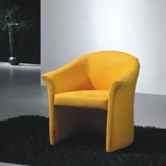 Poltrona VF amarela em tecido com forma curva sobre tapete preto