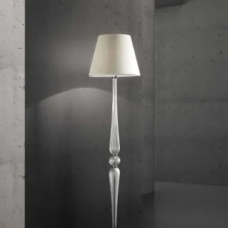 A iluminação certa para brilhar: o Candeeiro Pé Dorothy, a luz perfeita para trazer charme e sofisticação ao seu espaço.