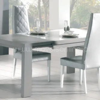 Mesa de jantar extensível Micaia com tampo de vidro branco e cadeiras prateadas