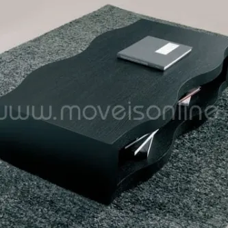 Mesa de centro Micaia em madeira preta com tampo liso e prateleira ondulada