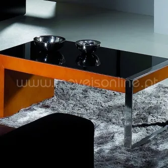 Mesa de centro Oeiras com tampo de vidro preto, estrutura em madeira laranja e pés cromados