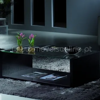 Mesa de centro Coimbra preta com tampo de vidro, prateleira inferior e vasos com tulipas