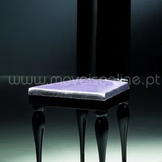 Cadeira sem encosto com assento roxo e pés pretos entalhados
