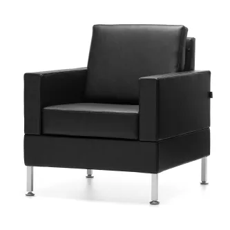 Maple Mantis poltrona preta de pele com pés metálicos