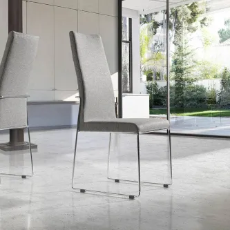 Cadeira Lena com estofado cinzento e base metálica tipo trenó