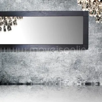 Espelho Porto retangular com moldura escura, refletindo candeeiro de cristal e parede texturada