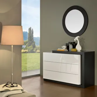 Cómoda Michael preta com frentes brancas, espelho redondo e objetos decorativos