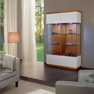 Vitrine Sophia em vidro e madeira com prateleiras iluminadas e miniaturas.