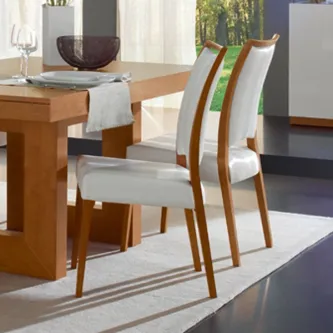 Cadeira Sophia estofada branca com estrutura em madeira, duas unidades junto à mesa