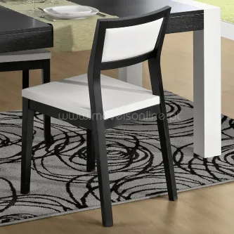 Cadeira Ariel com estrutura preta e assento e encosto brancos junto a mesa de jantar