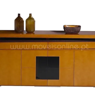 Aparador I Love You em mel com painel central preto e objetos decorativos