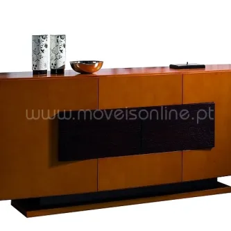 Aparador Million laranja com painel central preto e decoração no tampo