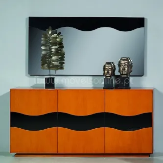 Aparador laranja com faixa ondulada preta e espelho rectangular, esculturas decorativas no topo
