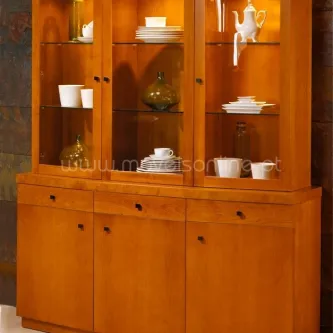 Louceiro Onda em madeira com portas de vidro e prateleiras exibindo loiça branca