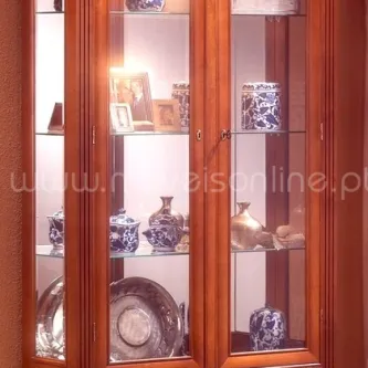 Vitrine Havai em madeira com portas de vidro e prateleiras exibindo loiças azuis e pratos prateados