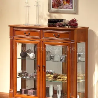 Vitrine pequena Havai em madeira com duas gavetas, portas de vidro e prateleiras decoradas