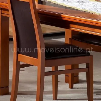Cadeira Anna em madeira castanha com assento e encosto estofados castanhos