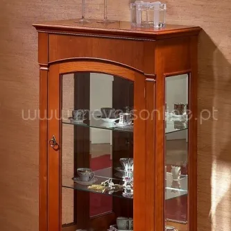 Vitrine Anna em madeira com portas de vidro e prateleiras com loiça