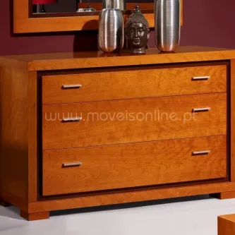 Cómoda Prada em madeira clara com três gavetas e puxadores metálicos