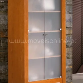 Vitrine Versus em madeira com portas de vidro fosco e prateleiras internas