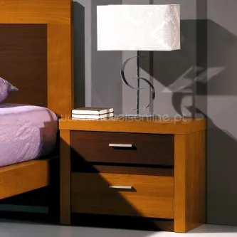 Mesa de cabeceira Bali em madeira com duas gavetas, candeeiro e livros