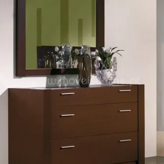 Cómoda castanha com três gavetas e espelho retangular